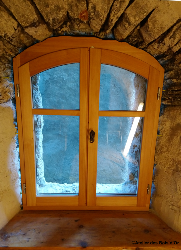 Fenêtre surbaissé en mélèze du queyras Saint crépin