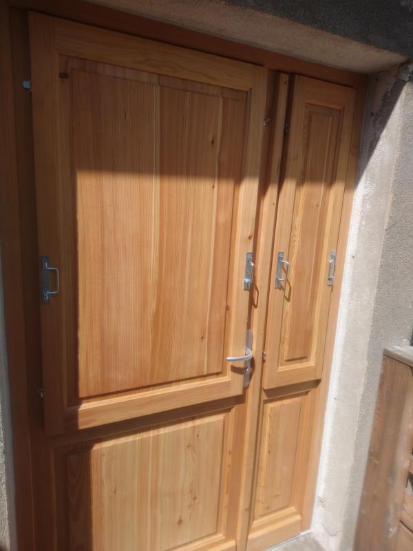 porte d'entrée en mélèze bois massif volet picard double vantaux rénovation saint-crépin menuisier